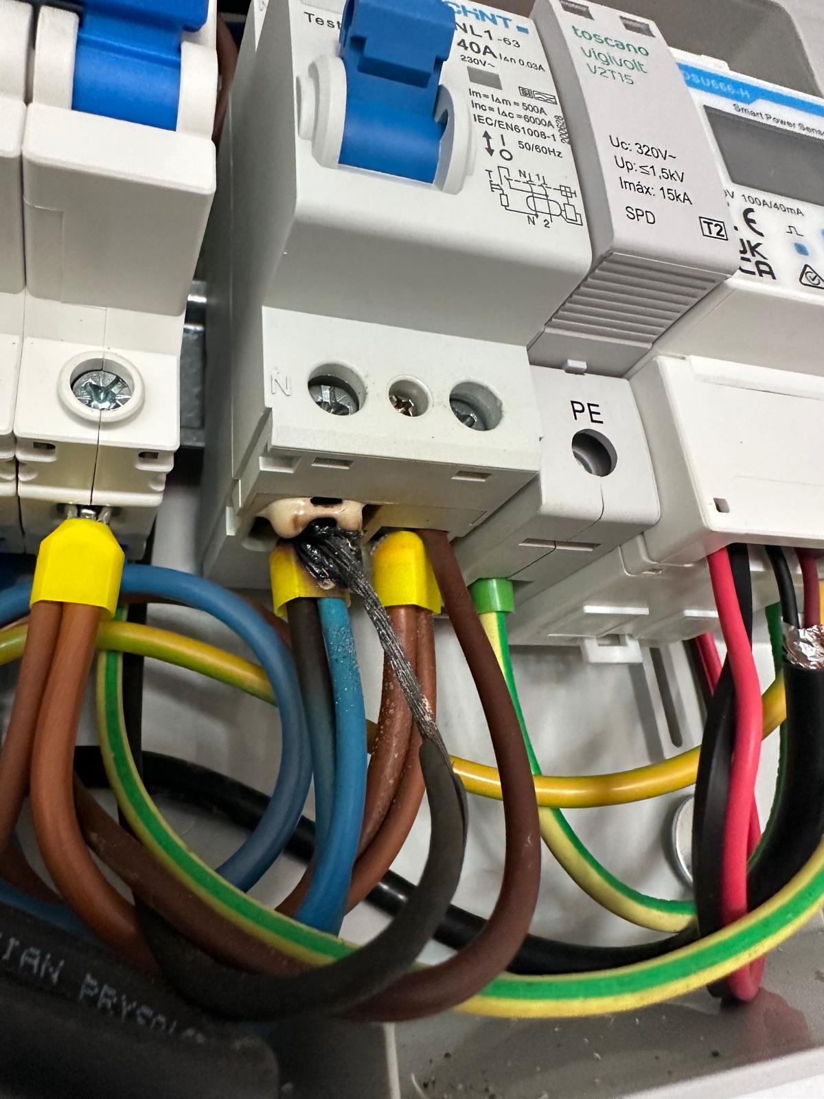 Riesgo detectado en una instalación fotovoltaica durante una revisión técnica