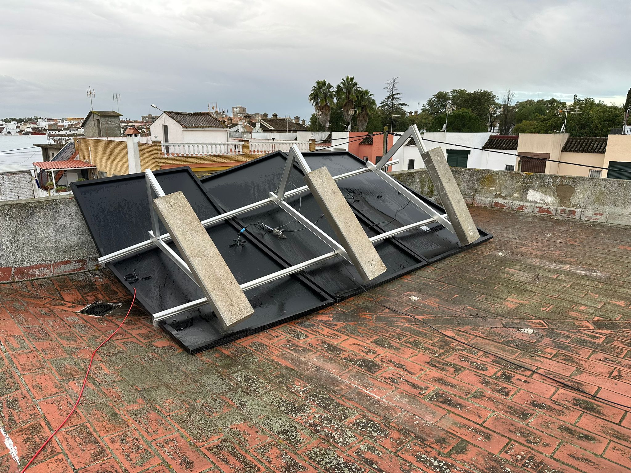 Instalación fotovoltaica volcada por fallo en la sujeción