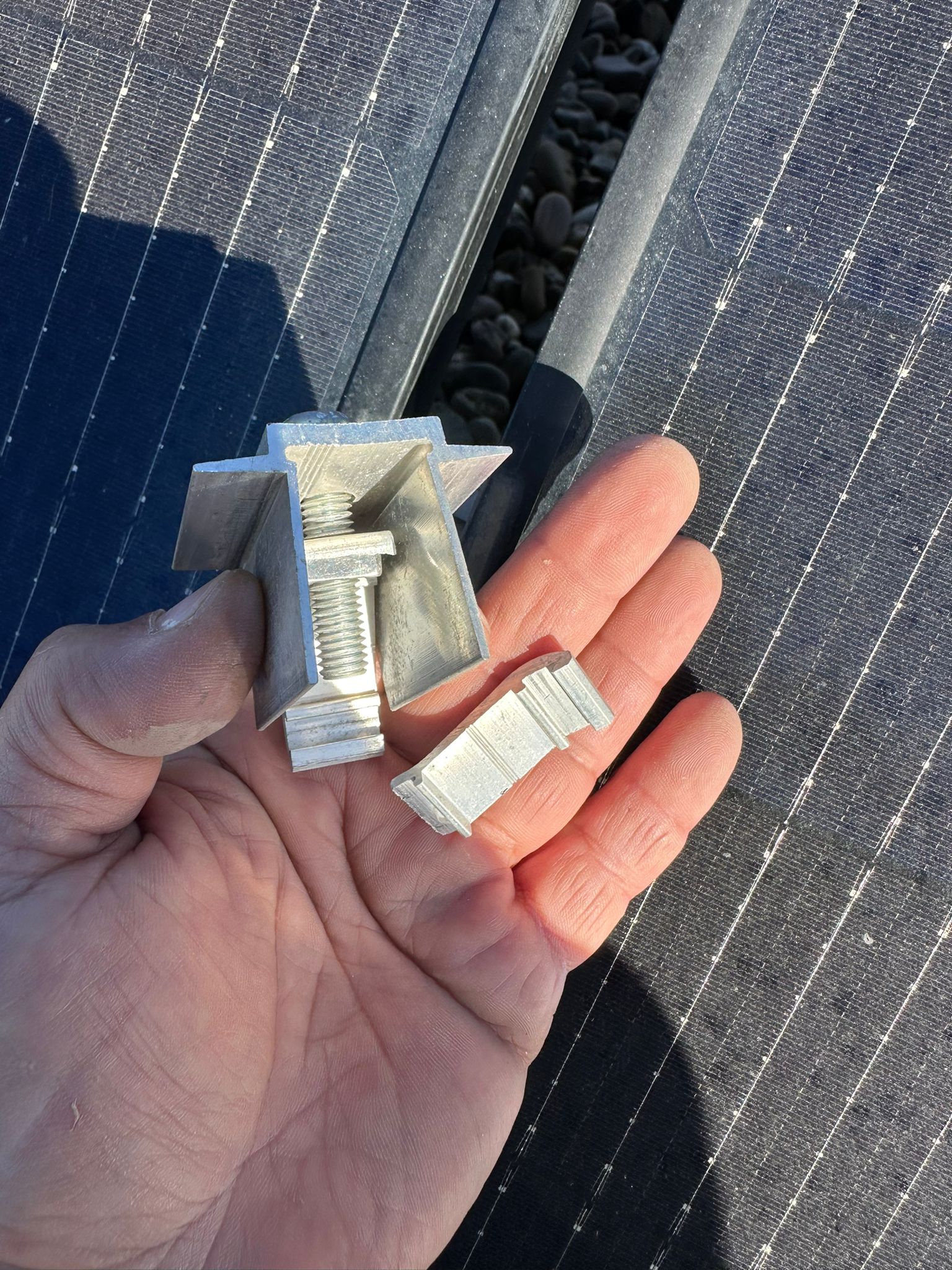 La importancia de revisar la estructura de tus placas solares: un riesgo invisible que puede salir caro.